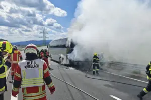 Feuerwehrkräfte bekämpfen einen brennenden Reisebus auf der S6. Dichter Rauch steigt auf, während Einsatzkräfte mit Löschschläuchen den Brand unter Kontrolle bringen.