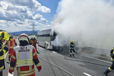 S6: Reisebus in Flammen, Kinder blieben unverletzt Feuerwehrkräfte bekämpfen einen brennenden Reisebus auf der S6. Dichter Rauch steigt auf, während Einsatzkräfte mit Löschschläuchen den Brand unter Kontrolle bringen.