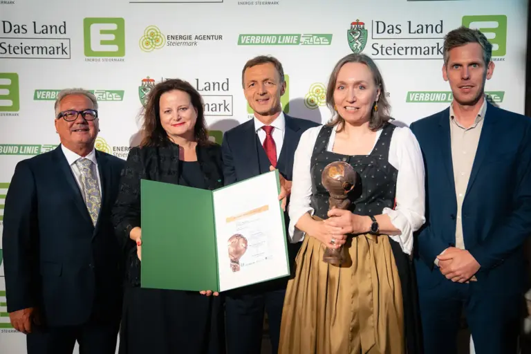 Zwei Umweltpreise für Leoben Drei Männer und zwei Frauen präsentieren eine Trophäe und eine Urkunde
