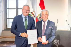 Zwei Männer mit Anzug und Krawatte bei einer Preisverleihung