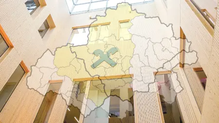 Dreier-Verlobung unterm Giebelkreuz Fotomontage aus einer Landkarte und einer Holzfassade mit dem Raiffeisen-Logo darauf