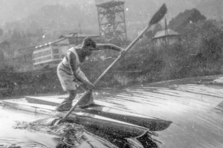 Skijak-Ausstellung in Leoben verlängert Eine historische Aufnahme von einem Mann mit Sjijak-Ausrüstung auf einem Fluss