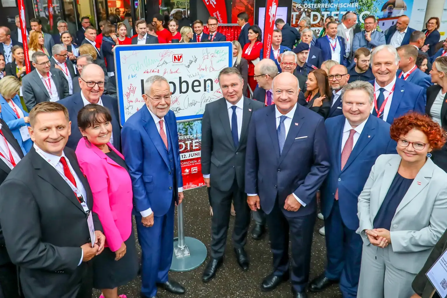 259 Gemeinden in einer: Der Städtetag in Leoben Eine große Gruppe Menschen in förmlicher Kleidung