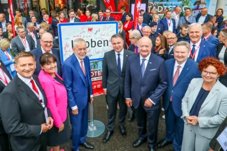 Eine große Gruppe Menschen in förmlicher Kleidung