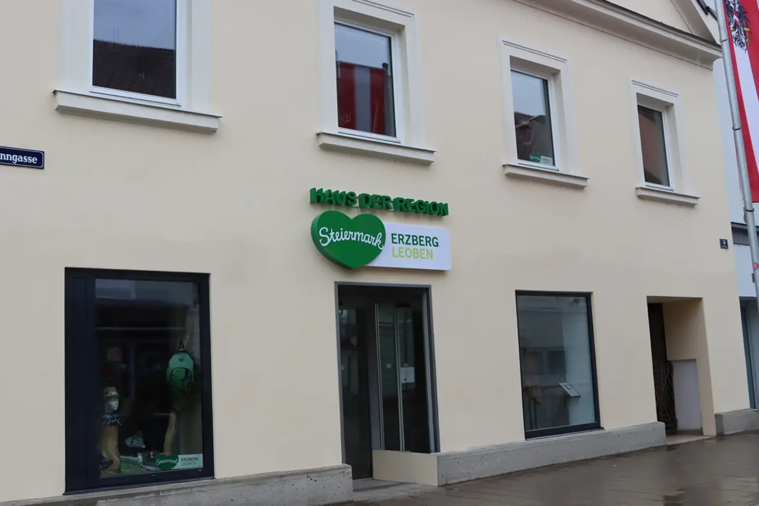 Leoben: Umzug endgültig abgeschlossen Eine Hausfassade mit einer Tafel über der Tür