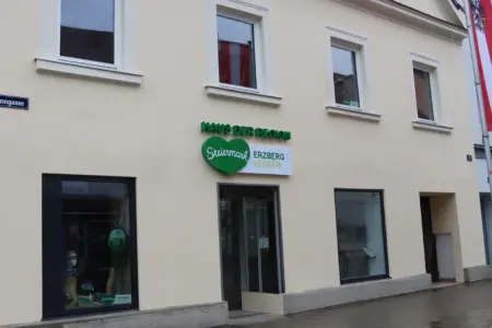 Leoben: Umzug endgültig abgeschlossen Eine Hausfassade mit einer Tafel über der Tür