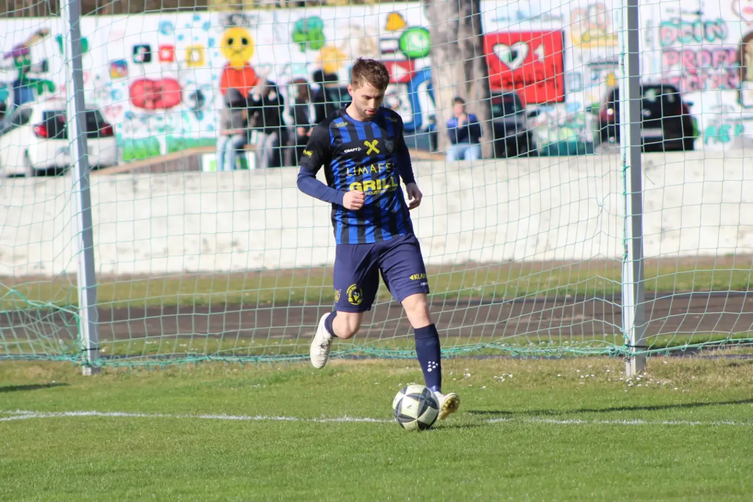 DSV Leoben kann den Klassenerhalt schaffen Ein Fußballer läuft einem Ball nach.