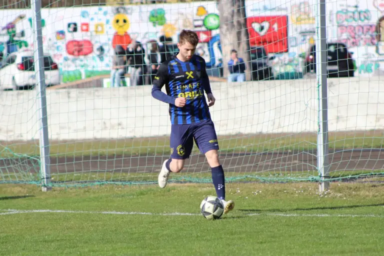 DSV Leoben kann den Klassenerhalt schaffen Ein Fußballer läuft einem Ball nach.