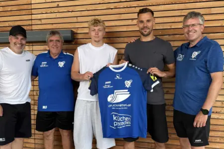 Thörler Lukas Graf von GAK nach Gloggnitz Fußballverein präsentiert mit Lukas Graf einen Neuzugang, der gemeinsam mit Funktionären sein neues Trikot vorstellt.