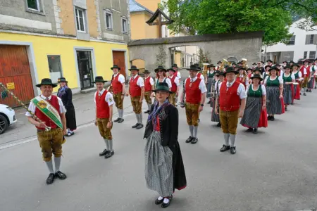 Jubiläum der Ortsmusikkapelle Mautern Eine Musikkapelle in Tracht steht auf einer Straße