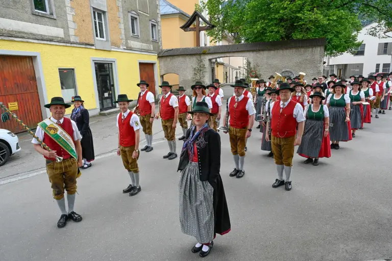Jubiläum der Ortsmusikkapelle Mautern Eine Musikkapelle in Tracht steht auf einer Straße