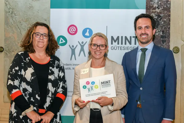 Fünf neue Mint-Gütesiegel in der Region Zwei Frauen und ein Mann bei einer Preisverleihung