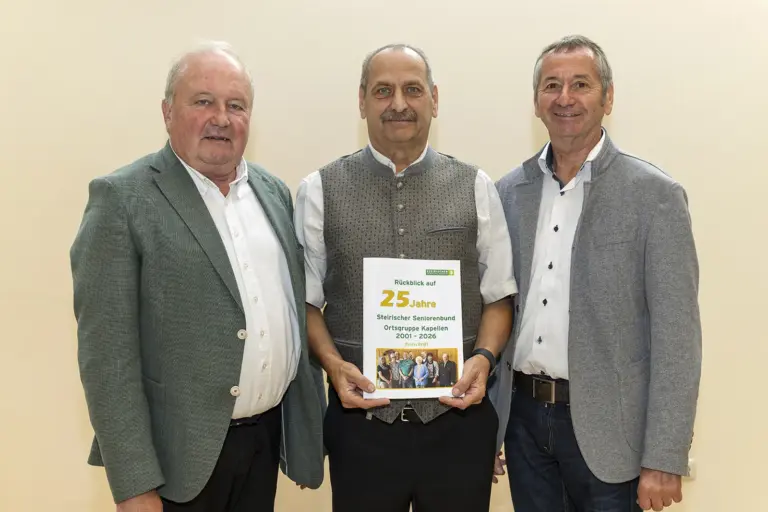 Seniorenbund Kapellen feierte Geburtstag Drei Männer präsentieren eine Festschrift