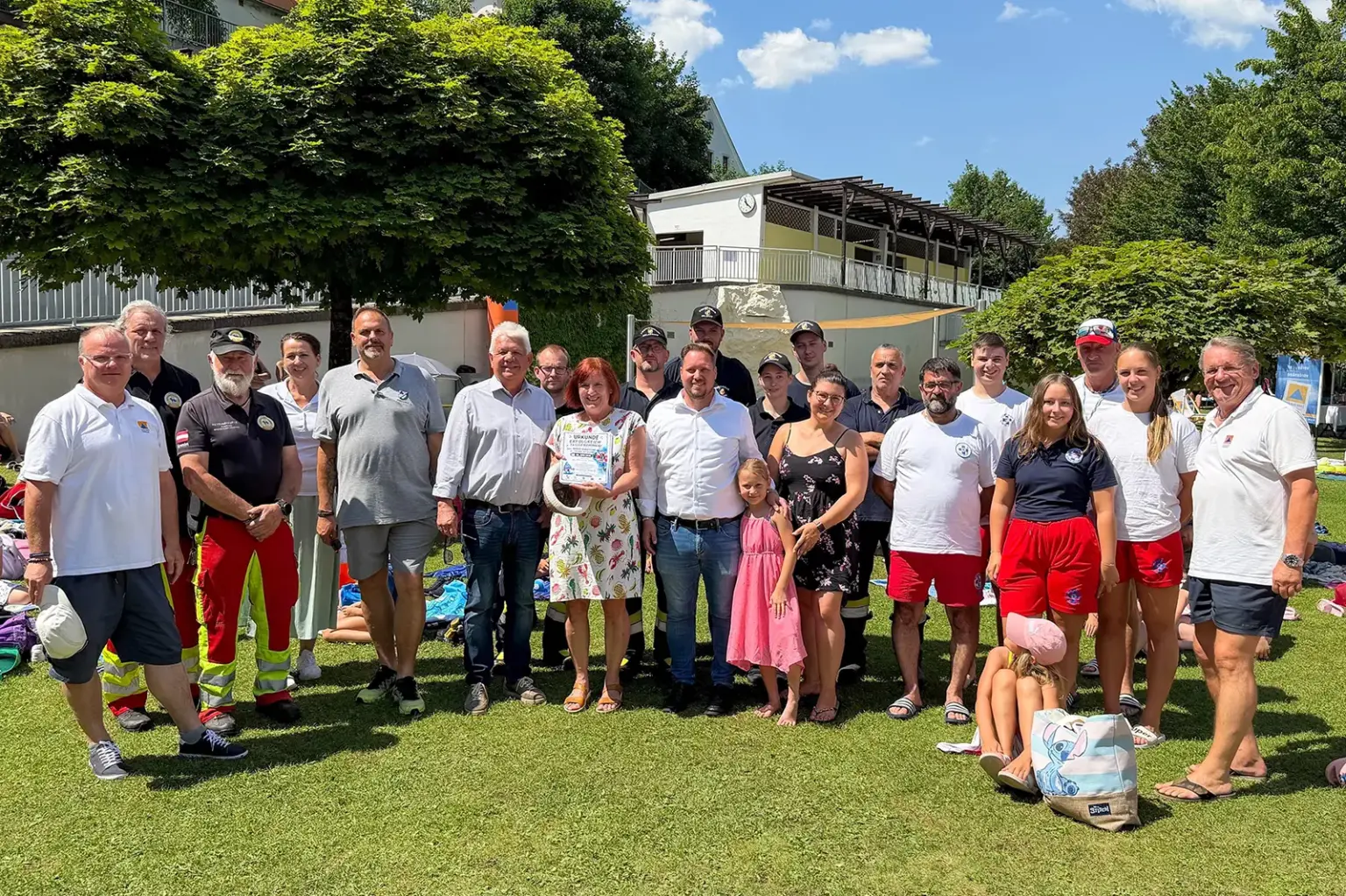 Sicherheitstag im Freibad Niklasdorf Eine Gruppe von Personen steht auf einer Wiese