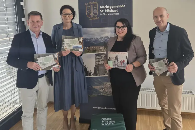 Neuer Infofolder für die Region Obersteiermark Ost Zwei Männer und zwei Frauen präsentieren eine Broschüre