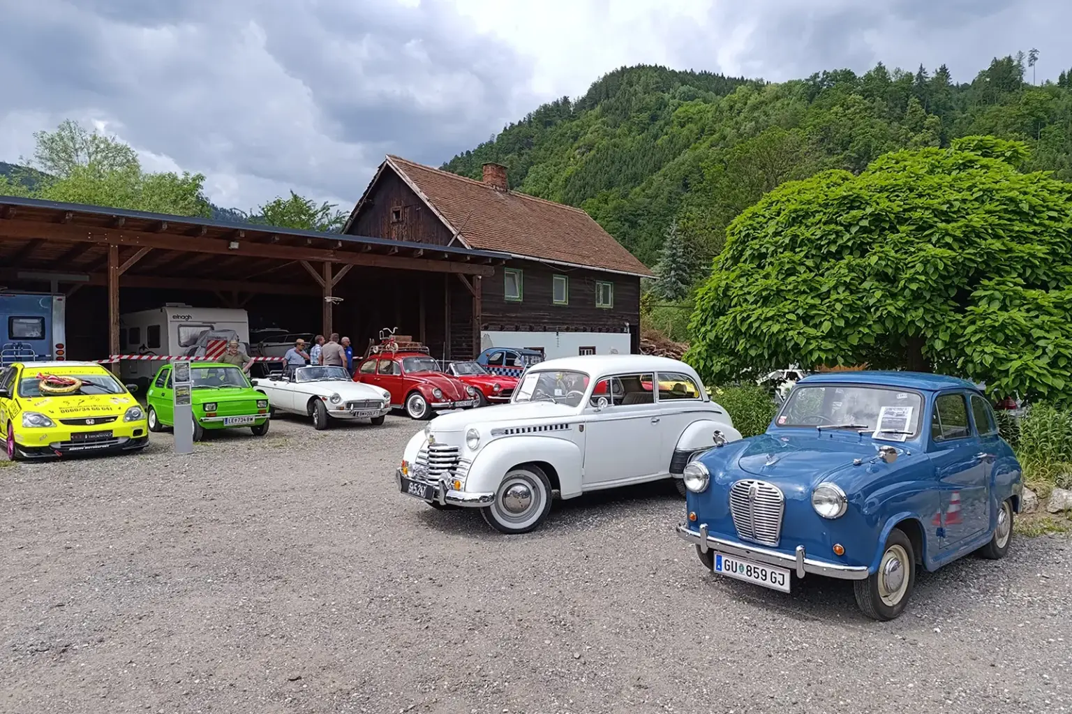 Neues Heim für Oldtimerclub Pernegg Einige Oltimer in verschiedenen Farben.