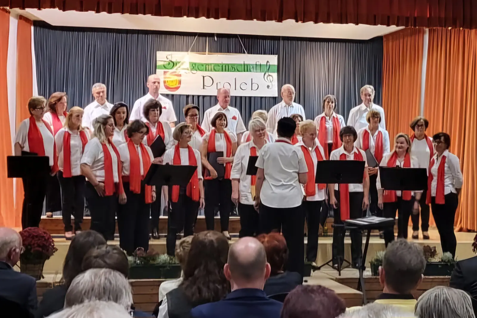 Ein Chor singt vor Publikum auf einer Bühne