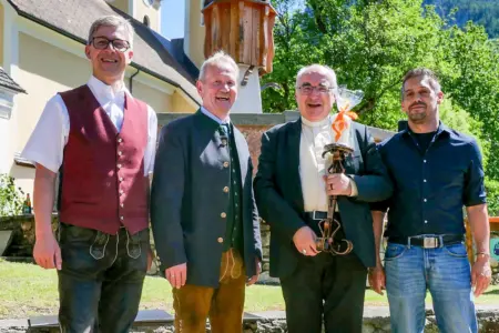 Musikalische Feiertagstradition in Radmer Vier Männer stehen vor einer Kirche