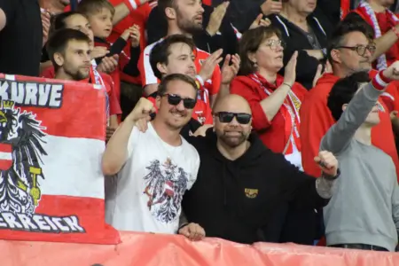 Zwei Fußballfans im Fansektor.