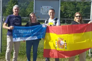 Zwei Frauen und zwei Männer halten eine Erasmus- und eine spanische Flagge