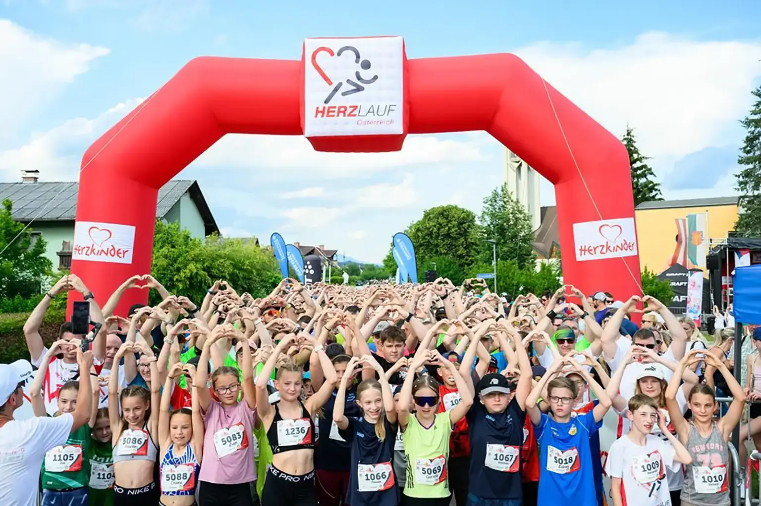 2860 Starter beim Herzlauf in St. Barbara Eine große Gruppe von Kindern formt mit den Händen ein Herzzeichen
