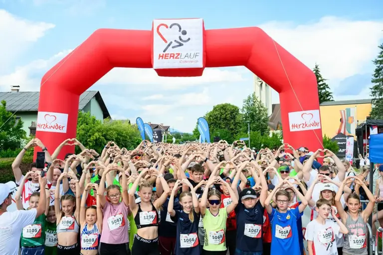 2860 Starter beim Herzlauf in St. Barbara Eine große Gruppe von Kindern formt mit den Händen ein Herzzeichen