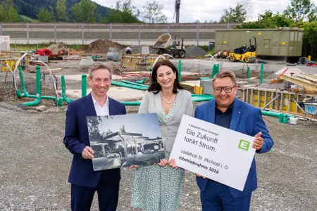 Größte E-Tankstelle des Landes in St. Michael Eine Frau und zwei Männer mit zwei Tafeln. Eine zeigt ein Bild einer E-Tankstelle, die andere Informationen der Energie Steiermark