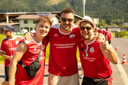 Neuer Teilnehmerrekord beim Mürztaler 3er-Marsch angepeilt Drei junge Männer in roten Trikots der „Wanderfreunde Langenwang“ posieren gut gelaunt für die Kamera.