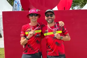 Zwei Triathleten des KSV Kapfenberg präsentieren nach einem Wettkampf stolz ihre Medaillen.