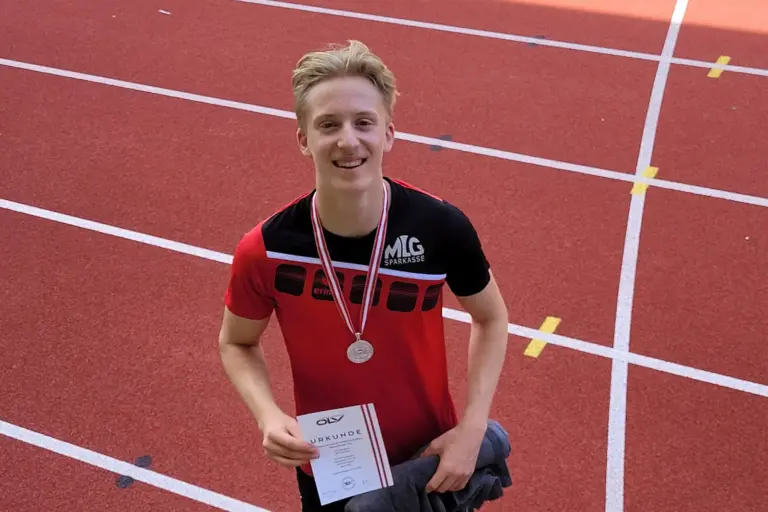 Mürzer Siebenkämpfer ist österreichischer Vizemeister Junger Leichtathlet steht mit Medaille und Urkunde auf einer Laufbahn und blickt in die Kamera.