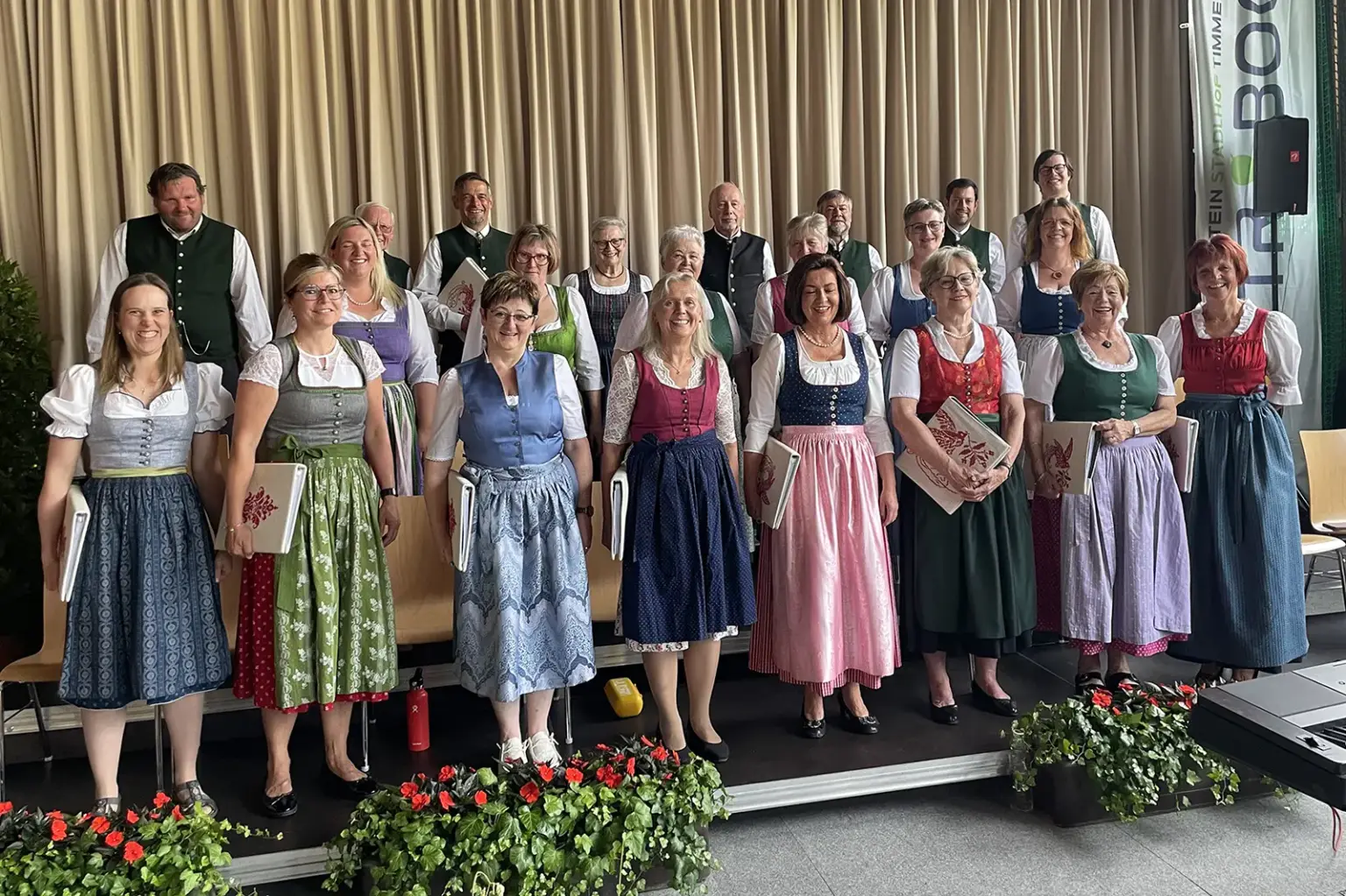 Gut besuchter Liederabend in Traboch Eine Gruppe von Personen in Tracht steht auf einer Bühne