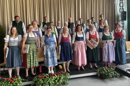 Gut besuchter Liederabend in Traboch Eine Gruppe von Personen in Tracht steht auf einer Bühne