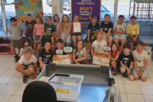 Eine Gruppe von Kindern mit lustig gestalteten Schachteln in einem Geschäft
