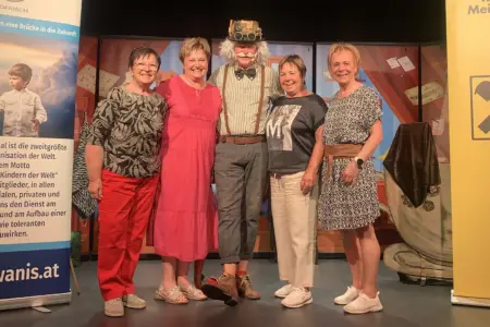 Magie mit Professor Piff Paff in Trofaiach Vier Frauen und ein Mann in lustiger Verkleidung stehen auf einer Bühne
