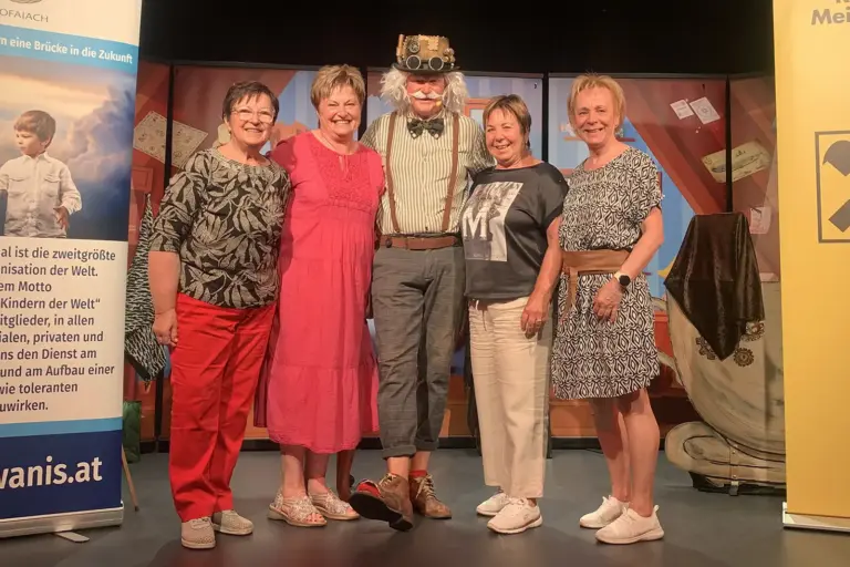 Magie mit Professor Piff Paff in Trofaiach Vier Frauen und ein Mann in lustiger Verkleidung stehen auf einer Bühne