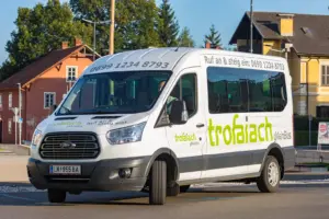 Ein Bus mit der Aufschrift „Trofaiach“ steht auf einer Straße