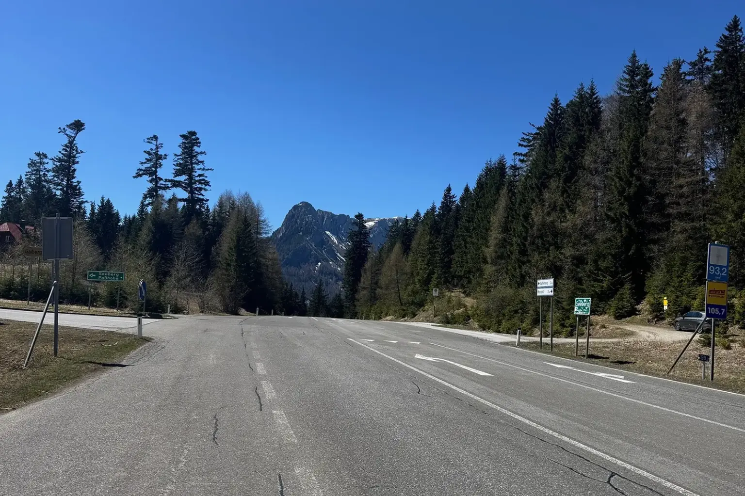 Sanierung der B20 auf dem Seeberg Eine Straße mit Wald und Bergen im Hintergrund