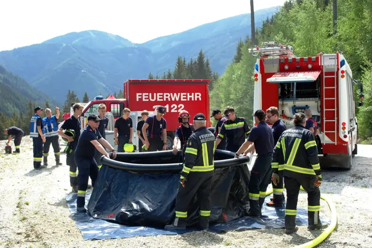 Feuerwehrler bei einer Übung.