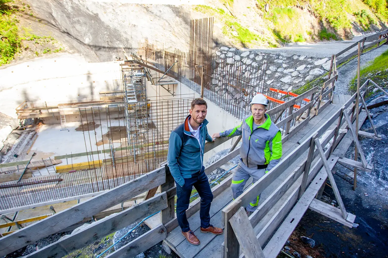 Millionen für die Sicherheit am Schoberpass Zwei Männer auf einer Baustelle vor einer großen Stahlbetonkonstruktion
