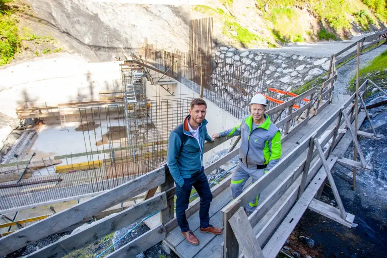 Millionen für die Sicherheit am Schoberpass Zwei Männer auf einer Baustelle vor einer großen Stahlbetonkonstruktion