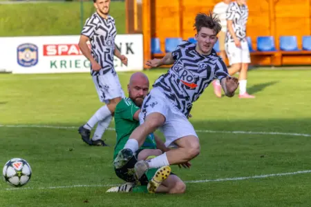 Oberaich ist Vizemeister, Krieglach II steigt ab Zwei Spieler krachen zusammen.