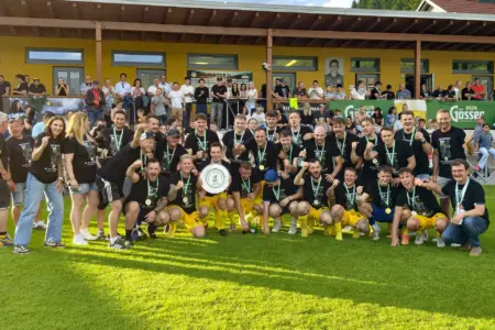 600 Zuseher feierten mit St. Barbara den Titel Alles Spieler freuen sich über den Titel.