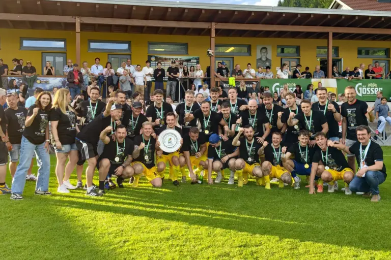 600 Zuseher feierten mit St. Barbara den Titel Alles Spieler freuen sich über den Titel.