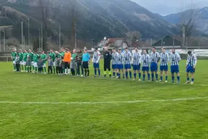 22 Spieler stehen am Spielfeld.
