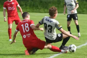 Zwei Spieler kämpfen um den Ball.