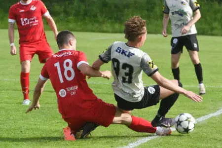 DSV II verabschiedet sich mit Debakel Zwei Spieler kämpfen um den Ball.