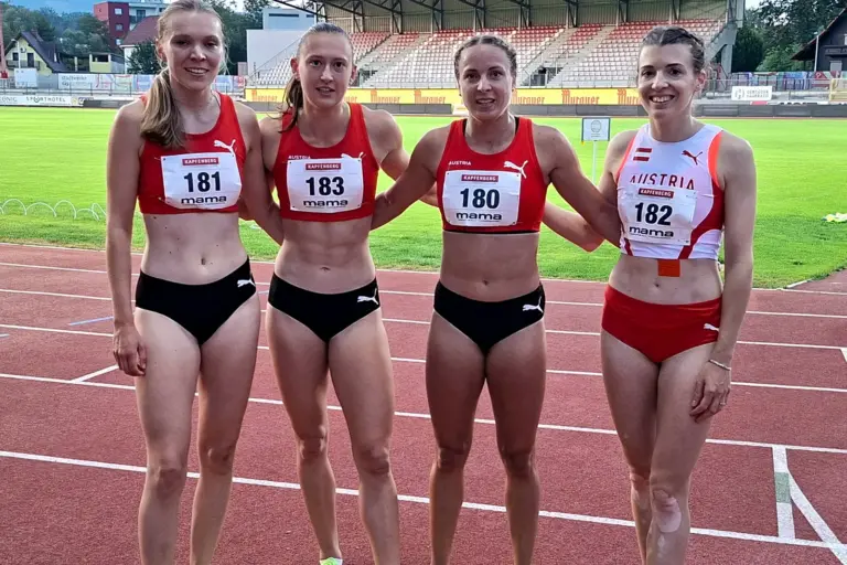 Fauxpas bei Rekordjagd: Strecke in Kapfenberg war zu lang Vier Frauen in Lauf-Wettkampfkleidung in einem Leichtathletikstadion