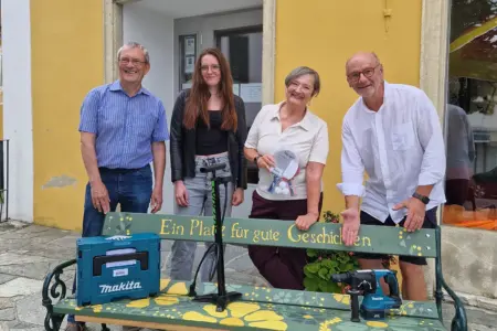 Birkfeld: Versteigerung von Dingen und Erlebnissen Zwei Frauen und zwei Männer stehen hinter einer Parkbank, darauf ein Werkzeugkasten, eine Fahrradpumpe und eine Bohrmaschine