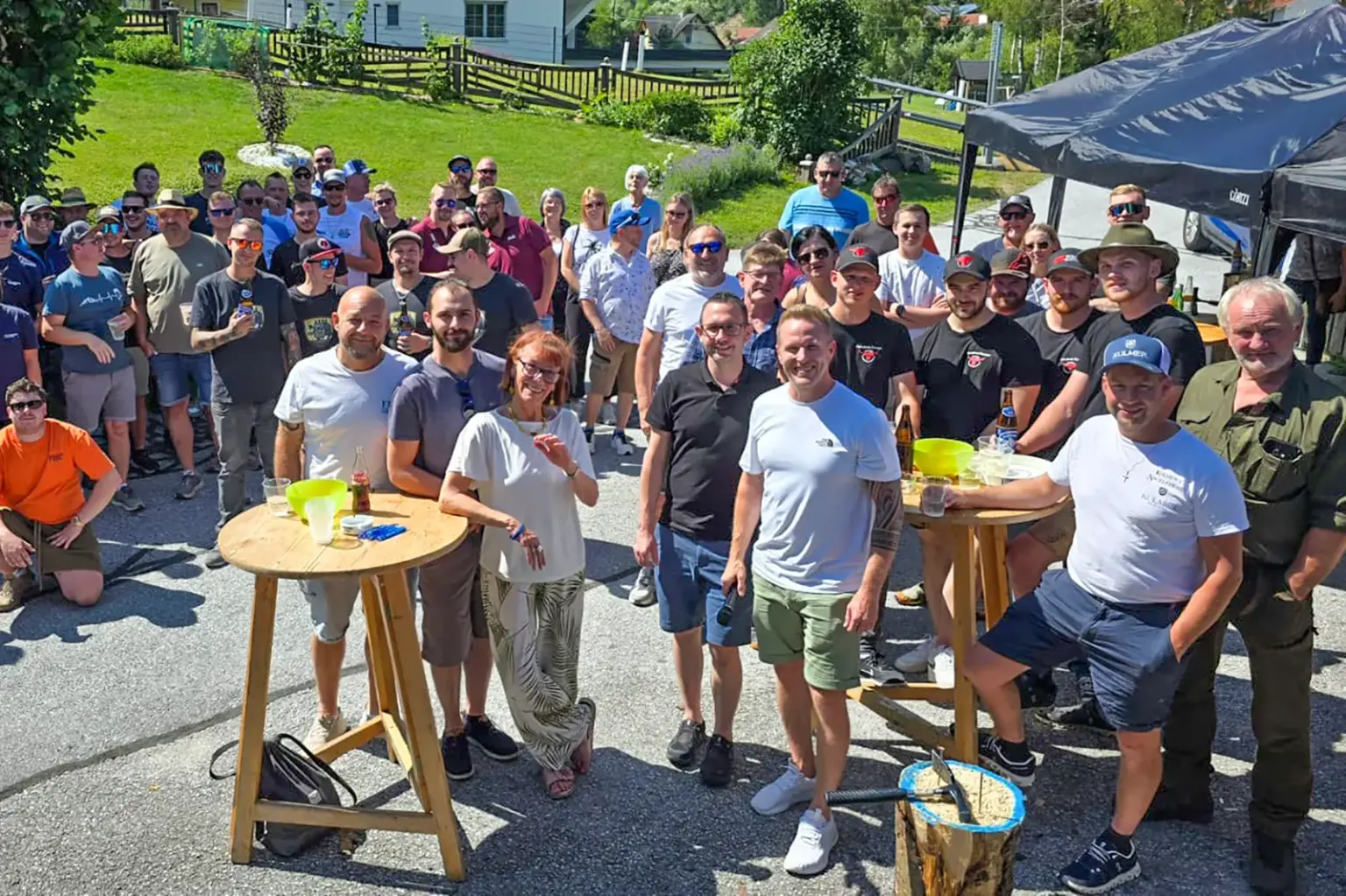 Nagelturnier des RFJ Birkfeld Eine großen Gruppe von Personen steht im Freien rund um zwei kleine Tische
