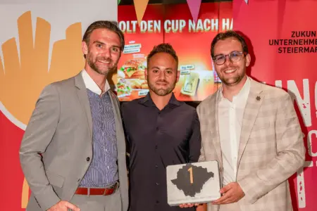 Hannes Friessnegg ist Jungunternehmer des Jahres Drei Männer bei einer Preisverleihung